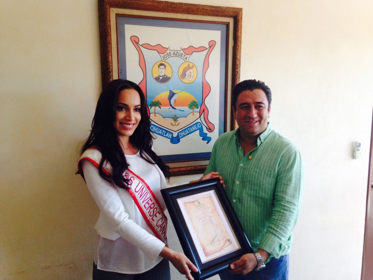 Paola Nuñez con Presidente Municipal de Zihuatanejo