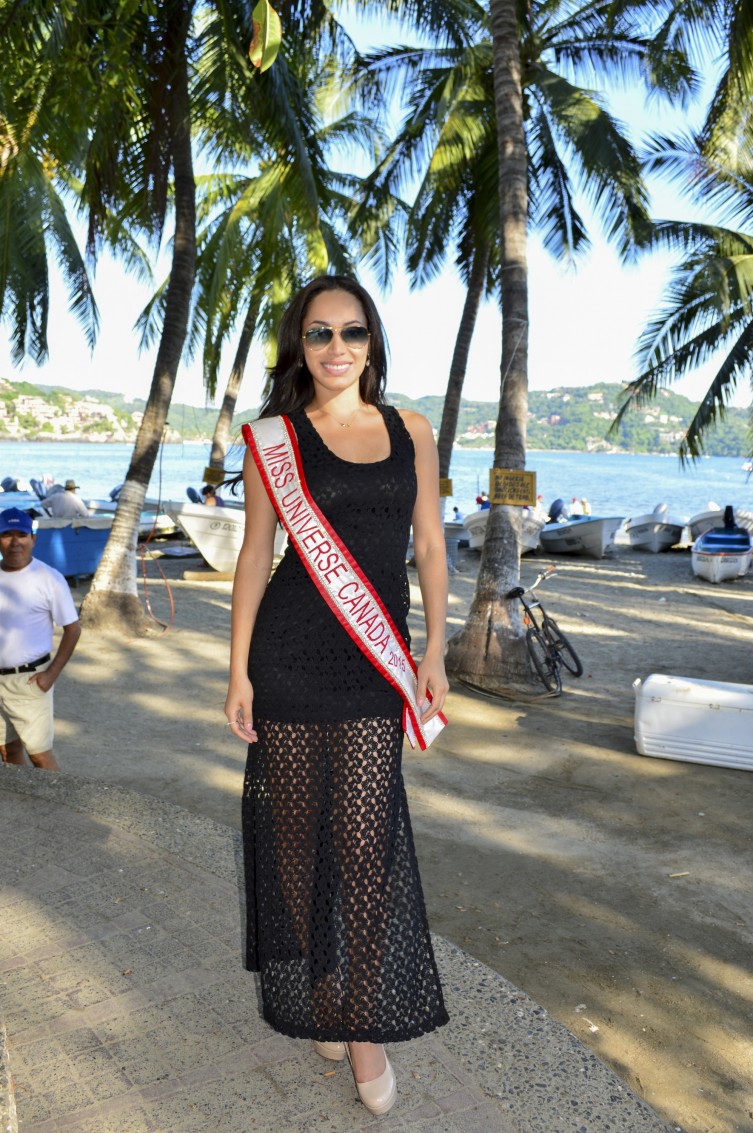 Paola Nuñez en Paseo del Pescador Zihuatanejo